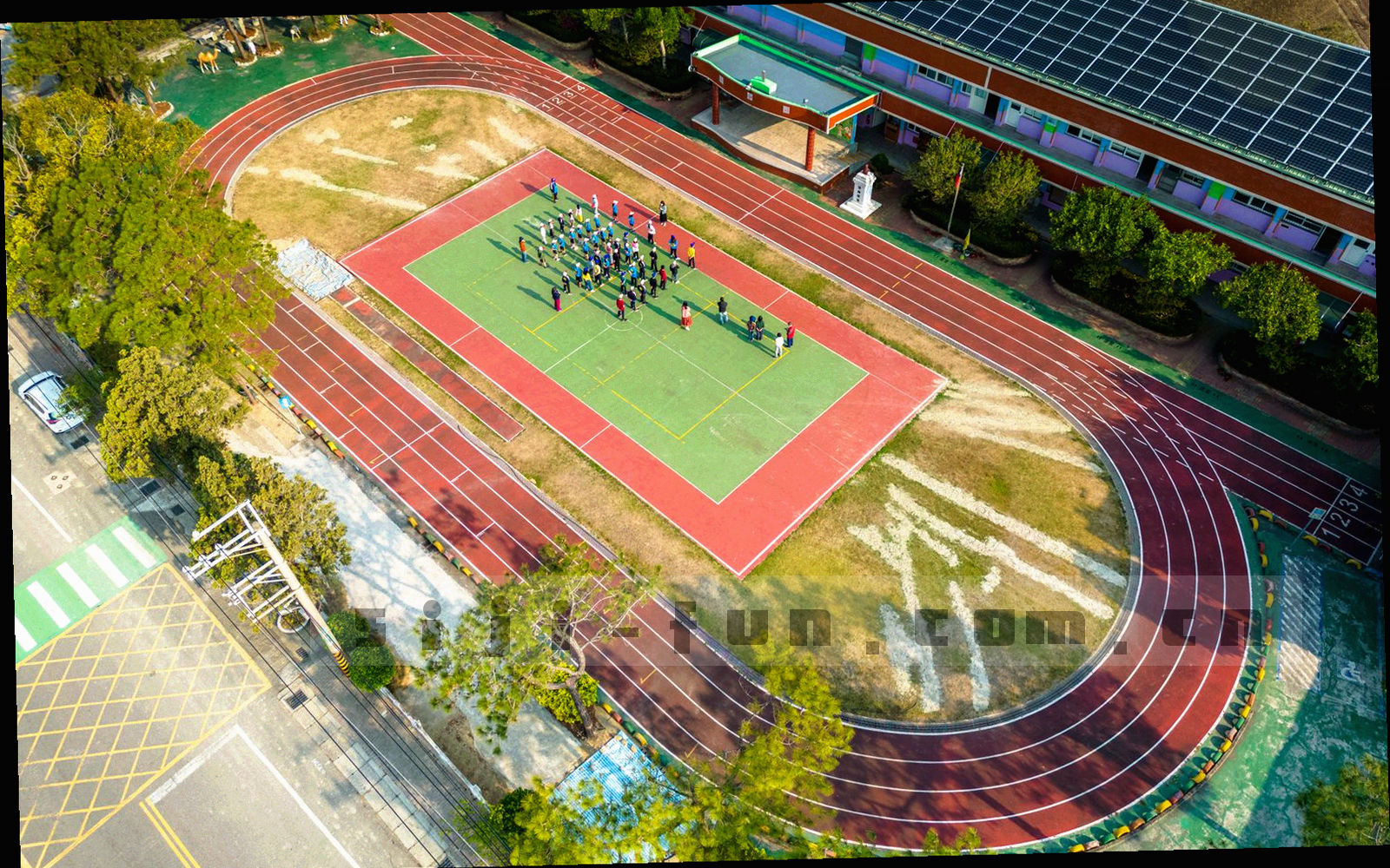 霓虹色方块和马赛克光点组成游戏界面
